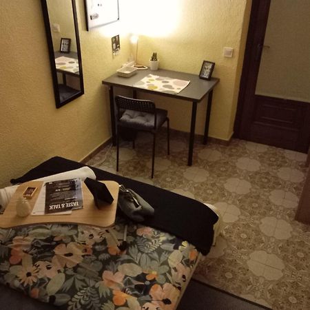 Gemuetliches Zimmer "Gold" Fuer 2 Personen Und Katzenliebhaber Valencia Kültér fotó